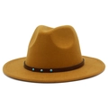Détail du chapeau fedora gingembre avec ruban en cuir marron et perles de turquoise - Marron