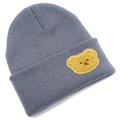Dettaglio berretto in maglia blu con ricamo orsetto giallo sul bordo risvoltato - Taglia unica / Grigio