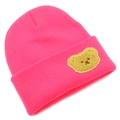 Dettaglio ravvicinato del berretto in maglia a coste rosa con patch orsetto giallo - Taglia unica / Rosa scuro