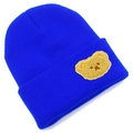 Dettaglio del berretto in maglia blu acceso con applicazione di un orsetto giallo - Taglia unica / Blu Zaffiro