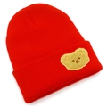 Dettaglio del berretto in maglia rossa con decorazione a toppa di orsetto giallo - Taglia unica / Rosso