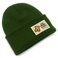 Dettaglio di un berretto in maglia a coste verde scuro con etichetta del marchio tessuta beige - Verde Militare