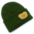 Dettaglio di un berretto in maglia verde scuro con una toppa a forma di orsetto beige - Taglia unica / Verde Militare