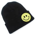 Détail du bonnet en maille noir avec un écusson smiley jaune scintillant sur le bord plié - Noir