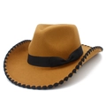 Détail d'un chapeau de cowboy en feutre camel avec ruban satin noir et bordure dentelle - Café