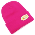 Détail du bonnet en tricot rose fuchsia avec broderie Cute Day et texture côtelée - Rose rouge