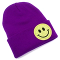 Gros plan du bonnet en tricot violet avec un écusson smiley jaune scintillant - Violet