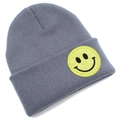 Détail du bonnet en tricot gris foncé avec un écusson smiley jaune à paillettes brodé - Gris