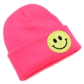 Détail d'un bonnet en tricot rose avec un patch smiley jaune scintillant décoratif - Rose foncé