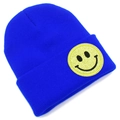 Détail du bonnet en maille bleu avec un patch écusson smiley en paillettes jaunes - Bleu royal