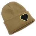 Elegante berretto in maglia kaki con toppa a cuore nera e bordo glitterato giallo su bianco - Taglia unica / Cachi