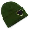 Dettaglio del berretto in maglia verde scuro con toppa a cuore nera e paillettes dorate - Taglia unica / Verde Militare