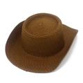 Détail de la texture d'un chapeau de cowboy en paille marron foncé à larges bords - Taille unique / Café