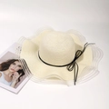 Sombrero de paja crema con ala ancha ondulada y lazo negro para vacaciones en playa - Beige