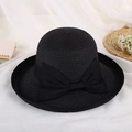 Elegante cappello da sole in paglia nera con grande fiocco su sfondo bianco pulito - Nero