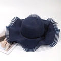 Sombrero de sol de paja azul marino de ala ancha con bordes ondulados y lazo negro - Azul marino