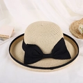 Dettaglio cappello di paglia a tesa larga con fiocco di nastro nero su seta bianca - Cachi