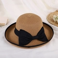 Elegante cappello da sole in paglia da donna con fiocco nero e tesa larga arrotolata per mare - Marrone