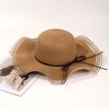 Sombrero de paja marrón con ala ondulada y lazo negro para protección solar de mujer - Marrón