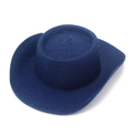 Détail du chapeau de soleil en paille bleu foncé montrant la texture des fibres et le haut plat - Taille unique / Bleu