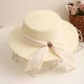 Dettaglio del cappello di paglia crema con tesa larga e fibbia di strass scintillanti - Bianco Sporco