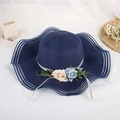 Cappello di paglia blu scuro a tesa larga ondulata con decorazioni floreali - Blu scuro