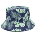 Détail de l'imprimé plante tropicale sur le chapeau bob bleu marine avec motif de palmier - Bleu marine
