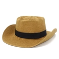 Détail d'un chapeau de cowboy en paille tressée avec ruban noir et bord incurvé - Kaki