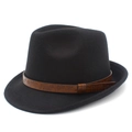 Vue détaillée du chapeau fedora en feutre noir avec un bandeau décoratif en cuir marron - Taille unique / Noir