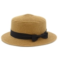 Dettaglio dell'intreccio del cappello di paglia con nastro nero e fiocco elegante - Marrone