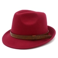 Détail du chapeau bordeaux avec bande en cuir marron et gaufrage floral vintage - Taille unique / Bordeaux