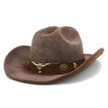 Sombrero vaquero marrón de fieltro con accesorio metálico de cabeza de toro dorado en fondo blanco - Marrón