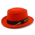 Chapeau fedora classique en laine rouge avec ruban de satin noir et plume tachetée marron - Taille unique / Rouge