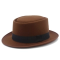 Elegante cappello boater in feltro marrone scuro con nastro nero su sfondo bianco puro - caffè