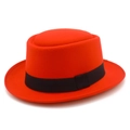 Elegante cappello Pork Pie rosso in feltro di lana con nastro nero e stile vintage - Rosso