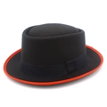 Dettaglio di un cappello in feltro nero con bordo rosso a contrasto e nastro in canneté - Nero