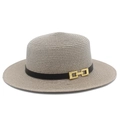 Dettaglio cappello di paglia color avena con fascia in pelle nera e fibbia dorata lucida - Taglia unica / Grigio