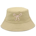Dettaglio cappello alla pescatora kaki con ricamo fiocco rosa e tesa impunturata - Taglia unica / Cachi