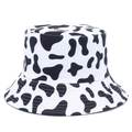 Detalle de costuras reforzadas y estampado de vaca en un sombrero de pescador casual de mujer - Estampado de Vaca en Blanco y Negro