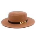 Dettaglio di un cappello di paglia a testa piatta con cinturino in pelle e fibbia d'oro - Taglia unica / Rosa scuro