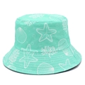 Dettaglio di un cappello a secchiello verde menta con motivi di stelle e conchiglie - Verde