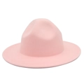 Vue détaillée du chapeau Fedora en feutre de laine rose montrant sa texture et son large bord - Rose