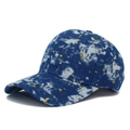 Berretto da baseball tie-dye con ricamo di stelle e lune dorate in denim blu scuro - Taglia unica / Tie-Dye Blu e Bianco