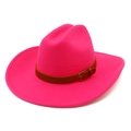 Dettaglio del cappello da cowboy in feltro rosa neon con fascia in pelle marrone - Rosso rosa