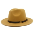 Detailansicht des senfgelben Wollhutes mit braunem Lederband und goldener M-Schnalle - Khaki