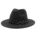 Dettaglio del cappello fedora in feltro nero con anelli in metallo e borchie stile punk - Taglia unica / grigio scuro