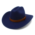 Dettaglio cappello da cowboy blu scuro con cinturino in pelle marrone e fibbia in metallo - Blu scuro
