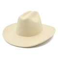 Gros plan détaillé sur la texture en feutre de laine et le large bord du chapeau de cowboy crème - Poche zippée