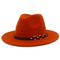 Dettaglio di cappello fedora arancione con fascia in pelle nera, anelli d'oro e borchie - Taglia unica / Arancione Scuro