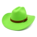 Dettaglio cappello da cowboy verde neon in feltro con fascia in similpelle marrone e fibbia - Verde